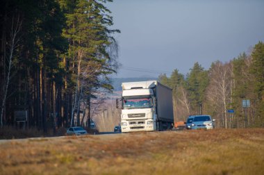 Doku, arka plan, desen. Bir insanın boynuna takılacak yün bir eşarp Eşarp üzerine yeşil siyah bir renk