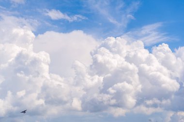 Bulutlar. Gökyüzü. Atmosferin ve dış uzayın Dünya 'dan görüldüğü bölge. Havada yoğunlaştırılmış su buharı birikimi.