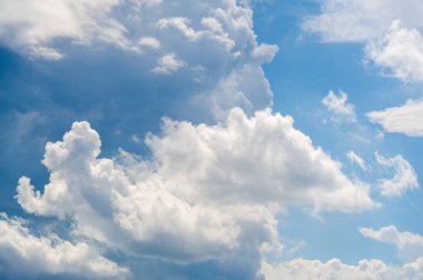 Bulutlar. Gökyüzü. Atmosferin ve dış uzayın Dünya 'dan görüldüğü bölge. Havada yoğunlaştırılmış su buharı birikimi.