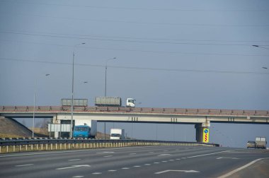 Nakliye aracı. Malların doğrudan varış noktasına taşınması, kapı kapı teslimatı ya da daha resmî adıyla, Rusya 'nın çok amaçlı taşımacılığı Chelny 05 11 2020 olarak bilinir.