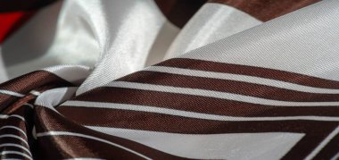 Kahverengi ve beyaz çizgili ipek kumaş. Meksika güdüleri olan bir panço. doku, arkaplan
