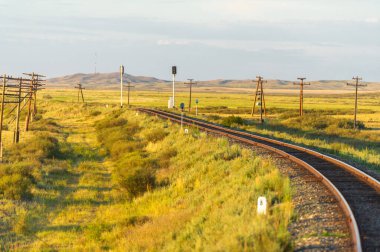 Demiryolu, demiryolu, demiryolu, yükseltilmiş. Step.- bir ulaşım aracıdır ve Büyük Ovalar 'ın raylarında bulunan raylar üzerinde hareket eden kamyonların yolcularıdır. Kazakistan bozkırı harikadır..