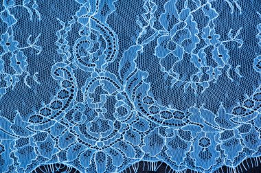 Siyah arka planda mavi dantel. Düğün davetiyesi şablonu ve dantel kumaş arka planlı tebrik kartı. Filigran çiçekli elementler, süslü eski süsler..