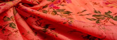 Çiçekli yakut kırmızısı pamuk kumaş. Bağımsız sanatçılardan ve ikonik markalardan çiçek resimleri al. Doku, arkaplan, desen,