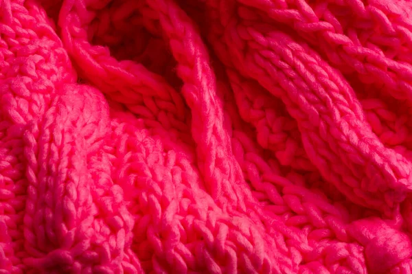 红色针织羊毛围巾 大块头针织 华丽的冬季手工羊毛围巾 深部勃艮第领口 颈部的温暖柔软勃艮第 — 图库照片