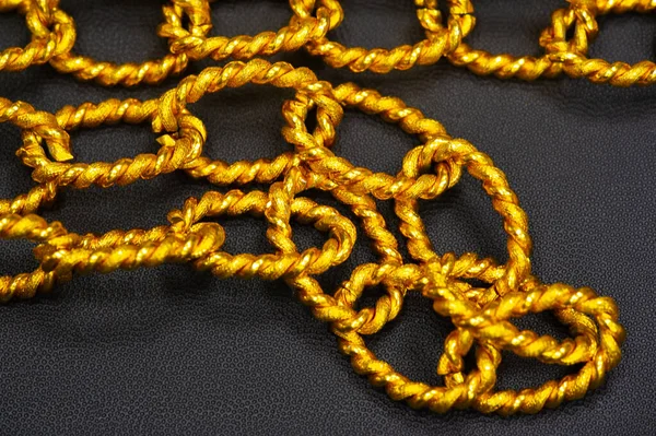 Золотая Цепь Ношения Вокруг Шеи Цепь Представляет Собой Последовательную Сборку — стоковое фото