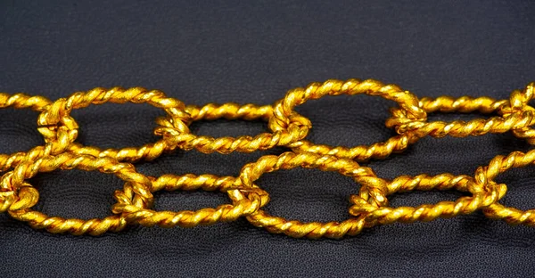 Aranyláncot Kell Hordani Nyakában Lánc Egymáshoz Kapcsolódó Aranyból Készült Alkatrészek — Stock Fotó