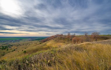 Tepeler, kırsal kesim için uygun olan çarpıcı kırsal kesimin unutulmaz manzaralarını sunuyor. Etrafını çevreleyen canlı sonbahar yaprakları tarafından çerçevelenmiş. Meşhur sonbahar yaprakları.!