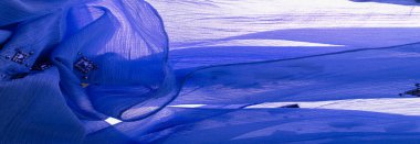 Yapışkan dekoratif taşlı mavi kumaş. parlak renkli taşlarla dokuma arkaplanı, doku arkaplan tasarımı İpek deseni,