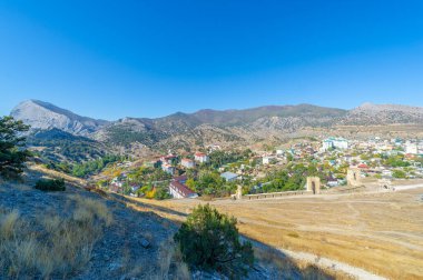 Manzara fotoğrafçılığı, kayalar, denizin üzerindeki muazzam dağlar, Kırım yarımadası Karadeniz