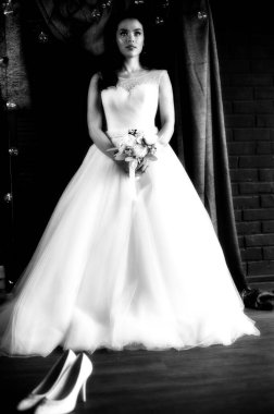 Bir modelin, bir gelinin, gelinlik giymiş bir kızın stüdyo fotoğrafı.