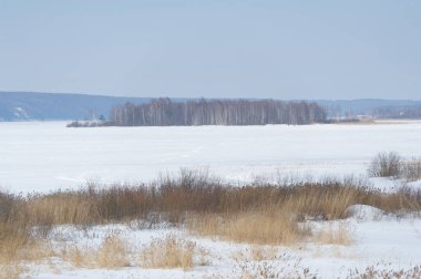 Güzel kar dokusu. Kar taneleri çeşitli şekillerde şekillenir, bunların başlıca örnekleri plakalar, iğneler, sütunlar ve buzlardır. Kar örtüsünde biriktiği için akıntıya kapılıp gidebilir..