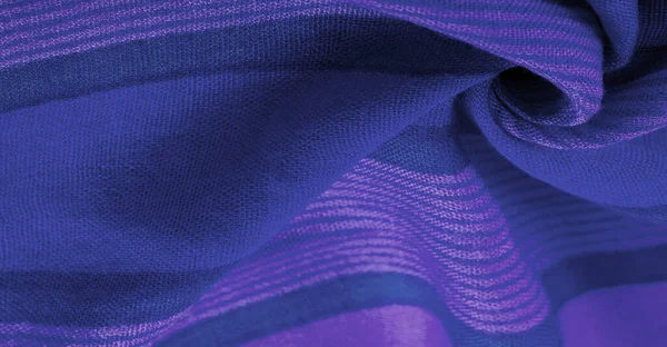 İpek kumaş gök mavisi, parlak mavi, bulutsuz bir gökyüzü gibi. Doku. Arkaplan.