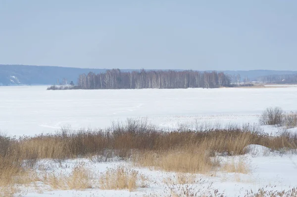 Güzel kar dokusu. Kar taneleri çeşitli şekillerde şekillenir, bunların başlıca örnekleri plakalar, iğneler, sütunlar ve buzlardır. Kar örtüsünde biriktiği için akıntıya kapılıp gidebilir..