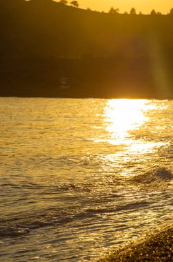 Yüzeyin sığ derinliği, hafif rüzgar, dalgalar, yerel zayıf kıyı rüzgarları gün boyunca denizden karaya ve gece karadan esiyor.