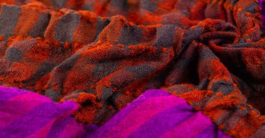 Doku, arka plan, desen. Bir insanın boynuna takılacak yün bir eşarp atkı üzerine kahverengi siyah bir eşarp.