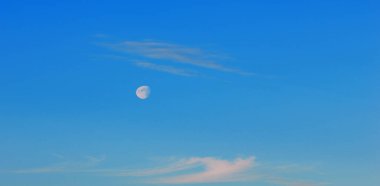 Onlar hala oldukça yüksek bulutlar. Onlar yağmur yağdırmaz. Altostratus bulutları ortalama bir gri ya da mavi-griye sahiptir. Genellikle tüm gökyüzünü kaplar. Doku arkaplanı, desen, duvar kağıdı.