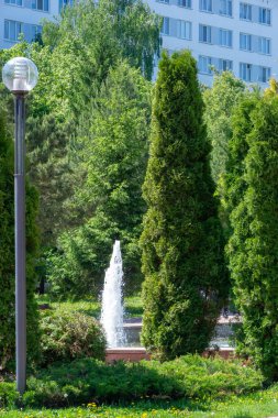 Şehrin park alanı. Belediye parklarının ortak özellikleri arasında oyun alanları, bahçeler, yürüyüş, koşu ve spor yolları veya yollar, dizginleme yolları, spor alanları ve mahkemeler yer alıyor..