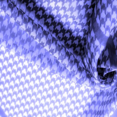 Geometrik baskılı canlı renklerde narin mavi ipek şifon. Şaşırtıcı derecede hafif, pürüzsüz, dokunmatik kumaşa kumlu. doku.