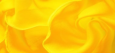 Dalgalı boruları olan sarı ipek organza. Kumaşın kenarındaki sınır. Soyut arkaplan. doku deseni. İpek organzanın narin bir açık dokuması vardır. Dalga arkaplanı. Boşluğu kopyala