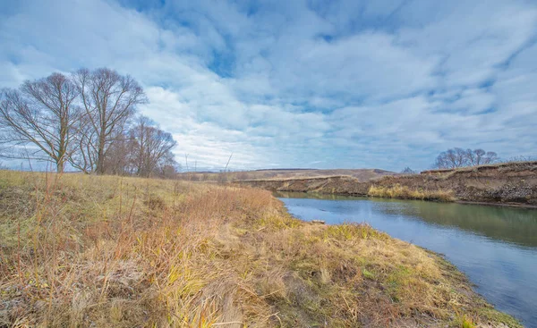 Sonbahar kış manzarası, Kasım. Ay sonuna kadar. Üzücü, kasvetli bir mevsim, doğa karı bekliyor.,