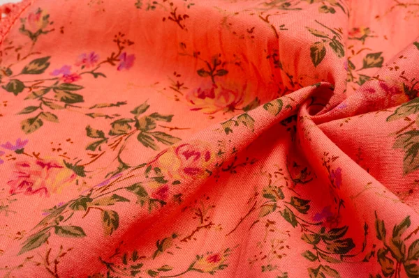 Çiçekli Yakut Kırmızısı Pamuk Kumaş Bağımsız Sanatçılardan Ikonik Markalardan Çiçek — Stok fotoğraf