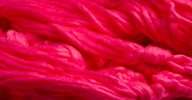 Kırmızı örülmüş yün atkı. Büyük, tıknaz bir örgü. Göz kamaştırıcı el yapımı yün atkı, koyu bordo yaka, boyun için ılık, yumuşak bordo.