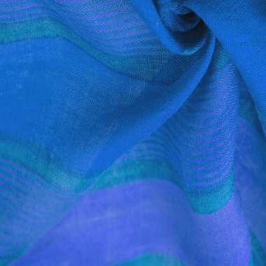 Mor çizgili mavi kumaş, projeleriniz için kalın ve parlak bir kumaş. Çok çeşitli renklerde yumuşak düzlükler. Doku, arkaplan