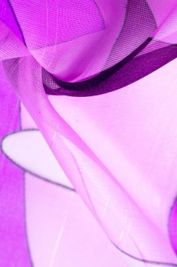 Beyaz, kırmızı ve mavi geometrik renkler, ince yapışkan ipekten bir peçe gibi. Organza deseni. Doku ince örülmüş kumaş - şeffaf,