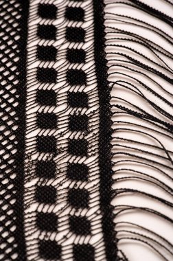 Siyah kadın dantelinden şal, siyah dantelden örgü, püskül, el örgüsü çiçek festivali tasarımından hediye düğün üçgeni gelin kartpostalı dokusu, arka plan, tasarım