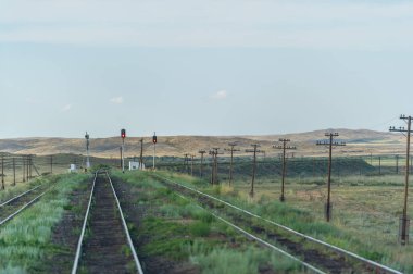 Demiryolu, demiryolu, demiryolu, yükseltilmiş. Step.- bir ulaşım aracıdır ve Büyük Ovalar 'ın raylarında bulunan raylar üzerinde hareket eden kamyonların yolcularıdır. Kazakistan bozkırı harikadır..