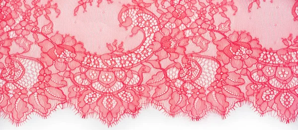 dantel kumaş. Kuş tüyü. Beyaz arka planda kırmızı. İplik ya da iplikten ustalıkla yapılmış dantel kumaşlar 16. yüzyıldaki başlangıcından bu yana tarihi olarak sınıf ve güzelliği somutlaştırmıştır..