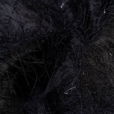 Kumaşın yüzeyinde pullu ve iplikli kömür siyah ipek kumaş. Bu ombre tülleri soyut işlemelerle süslenmiş, bir Avrupalı tasarımcının pulları ve iplikleriyle süslenmiş.