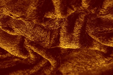 Kadife. Pelüş. Koyu sarı. Düz bir kumaş, kadifeden daha uzun ve daha az yoğun. Pahalı ya da son derece lüks. Lüks mobilyalar, zengin, sevgili