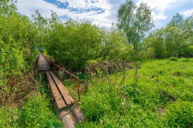 Bahar fotoğrafçılığı, nehrin üzerindeki küçük köprü, köprü işi.