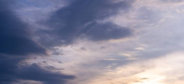 Bulutlar. Gökyüzü. Atmosferin ve dış uzayın Dünya 'dan görüldüğü bölge. Havada yoğunlaştırılmış su buharı birikimi.