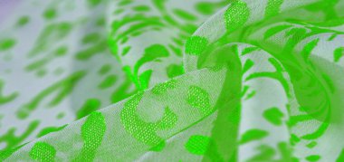 İpek kumaş, yeşil kumaş. Beyaz arka planda zarif çiçeklerin gölgeleri, Paisley 'nin fotoğrafı. Doku, desen, koleksiyon