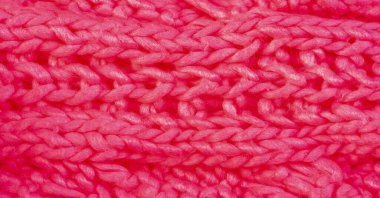 Kırmızı örülmüş yün atkı. Büyük, tıknaz bir örgü. Göz kamaştırıcı el yapımı yün atkı, koyu bordo yaka, boyun için ılık, yumuşak bordo.