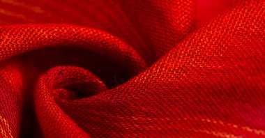 Sarı çizgili kırmızı-turuncu kumaş projeleriniz için bu kalın ve parlak kumaş. Değişik renklerde pek çok yumuşak ovayla, desen