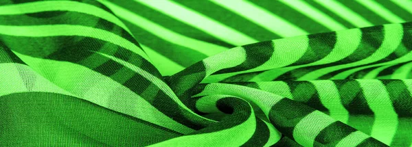 İpek kumaş, yeşil ve beyaz soyut çizgiler. Soyut beyaz ve yeşil desenlerin sihirli formu. Retro modern dekor, tekstil sanatı, tasarım, doku, arkaplan, kalıp