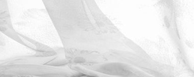 Boyalı çayır çiçekleri ve çiçek arkaplanlı beyaz ipek kumaş. Renkli bir kompozisyonda bir sürü soluk çiçek. Arkaplan dokusu