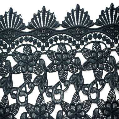 Siyah dantelli kumaş. Çiçek desenli saf pamuk dantel nakışla süslenmiş. Işık Şeffaflığı. Kalıplı. Geçmişi. Desen