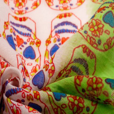 Jolly Roger kadın atkısı Jolly Roger, saldırmaya hazırlanan korsan gemisini tanımlamak için kullanılan bayrakların geleneksel İngilizce adıdır. 