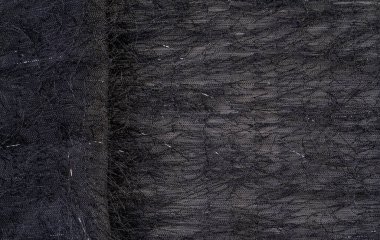 Kumaşın yüzeyinde pullu ve iplikli kömür siyah ipek kumaş. Bu ombre tülleri soyut işlemelerle süslenmiş, bir Avrupalı tasarımcının pulları ve iplikleriyle süslenmiş.