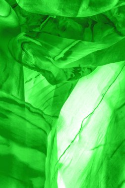 Yeşil arka planda gri lekeli yeşil kumaş. Soyut tasarımcı kumaş tasarımcısı. Tasarımın için güzel bir arka plan. Doku. Görüntü. çizim, kalıp, şekil