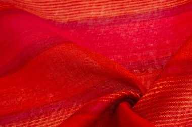 Sarı çizgili kırmızı-turuncu kumaş projeleriniz için bu kalın ve parlak kumaş. Değişik renklerde pek çok yumuşak ovayla, desen