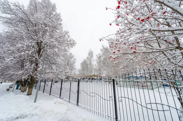 雪が降ると シャベルや彫刻雪天使の2つの選択肢があります 雪の結晶は自然界で最も壊れやすいものの一つですが 一緒に固執すると何ができるか見てください — ストック写真