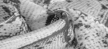 Yılan derisi desenli gri monokrom kumaş, parlak gri kumaşın arka plan dokusu. arkaplan, doku, desen