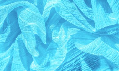 İpek kumaş. Mavi buruşuk kumaş dokusu. Mavi buruşuk, dalgalı yüzey dokusu. Yakın çekim, yumuşak odaklanma. arkaplan, kalıp