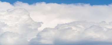Bulutlar. Gökyüzü. Atmosferin ve dış uzayın Dünya 'dan görüldüğü bölge. Havada yoğunlaştırılmış su buharı birikimi.